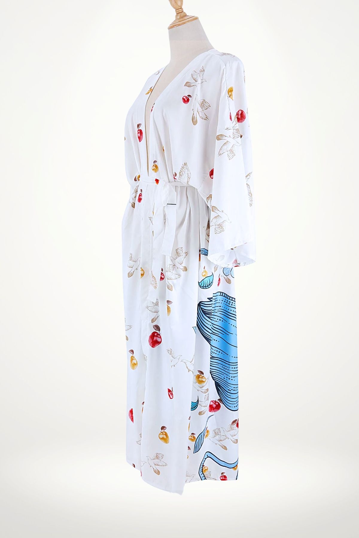 Kimono féminin en tissu léger blanc avec motifs colorés de fruits et un design bleu sur le bas