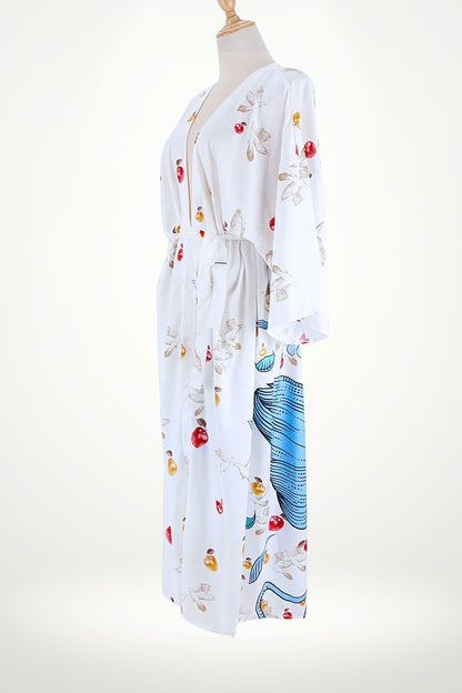Kimono féminin en tissu léger blanc avec motifs colorés de fruits et un design bleu sur le bas