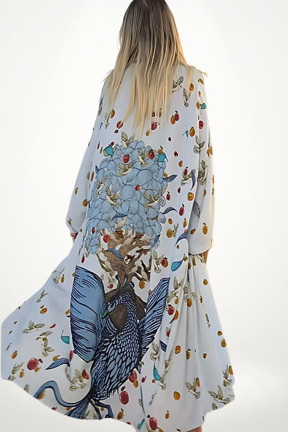 Femme portant un kimono bleu clair orné de motifs floraux et d'oiseaux, dans un décor minimaliste