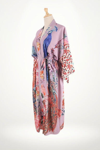 Kimono en satin violet orné de motifs floraux et de paons, ceinturé à la taille, avec des manches larges