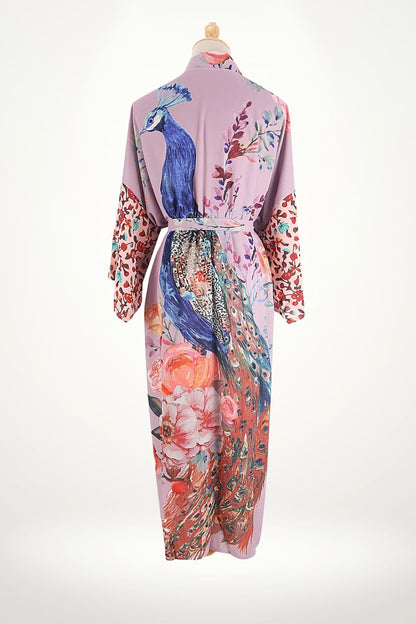 Kimono en satin violet avec motifs de paons et fleurs colorées, ceinturé à la taille, dans un décor minimaliste