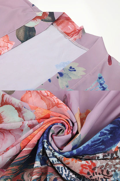 Un kimono en satin violet orné de motifs floraux aux couleurs vives, drapé élégamment sur un fond clair