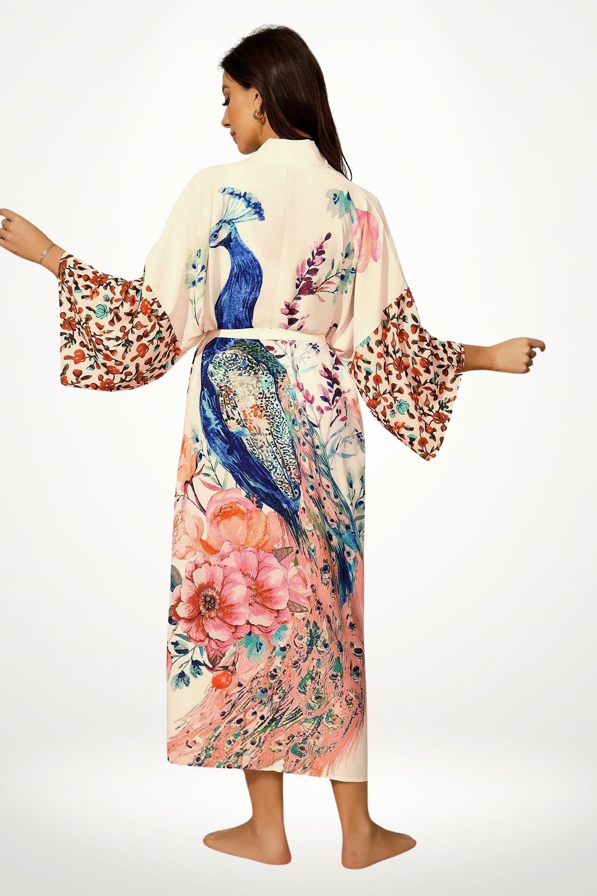 Femme portant un kimono en satin aux motifs floraux et d'oiseau, dans des teintes pastel et vives