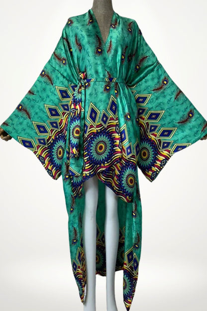 Kimono satin femme vert émeraude motifs paon et mandala, coupe longue fluide et ceinture ajustable