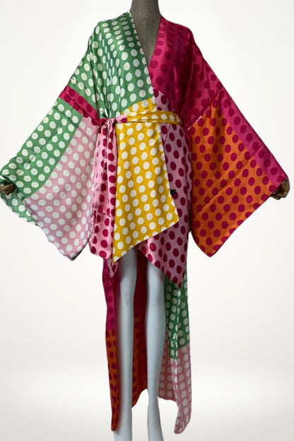 Kimono satin femme long à pois multicolores rose, jaune, vert et crème avec ceinture fluide ajustable.