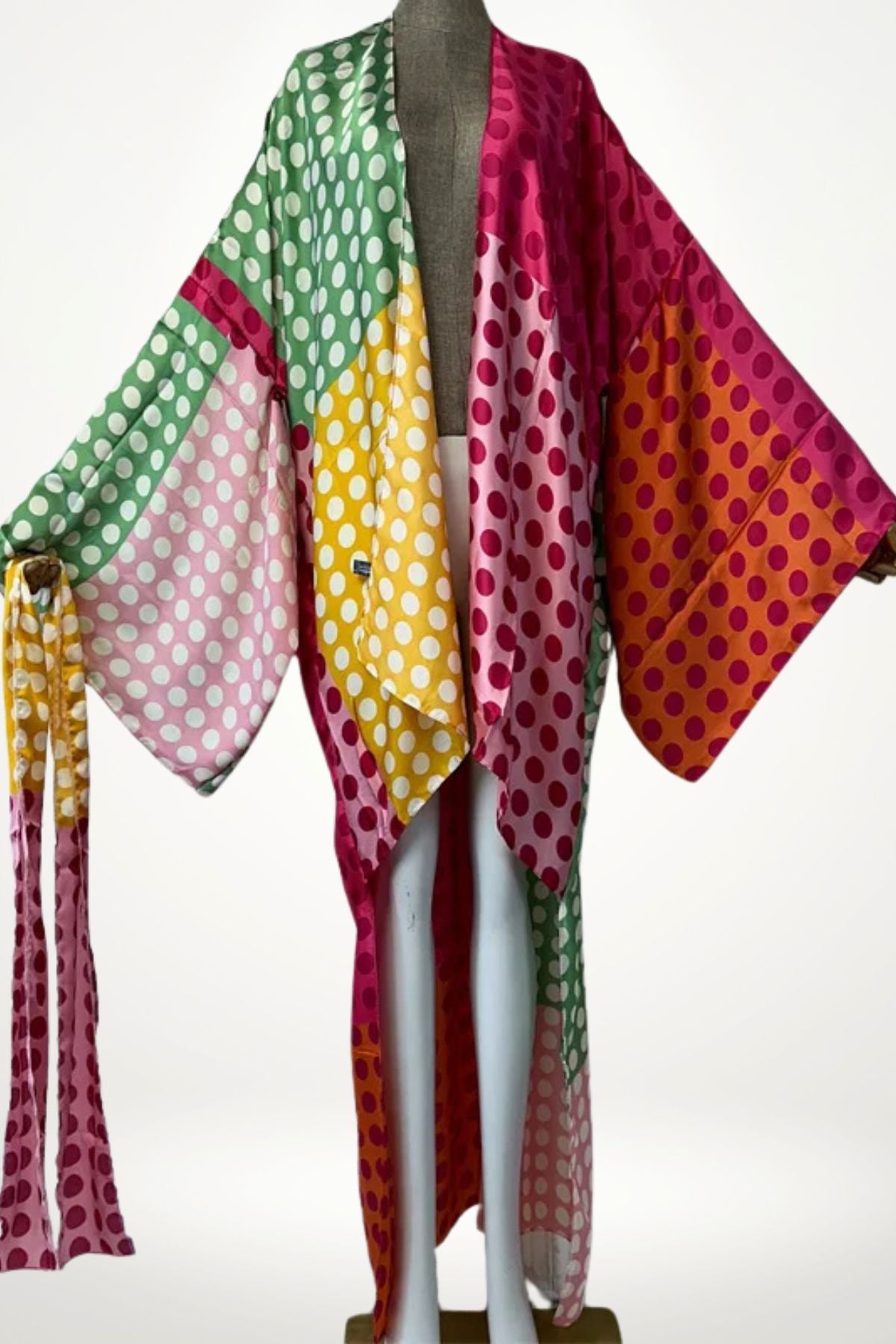 Kimono en satin pour femme, motifs à pois colorés sur fond vert, rose, jaune et rouge, avec manches larges