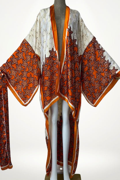 Kimono en satin aux motifs de feuilles orange sur fond blanc, drapé élégamment sur un mannequin