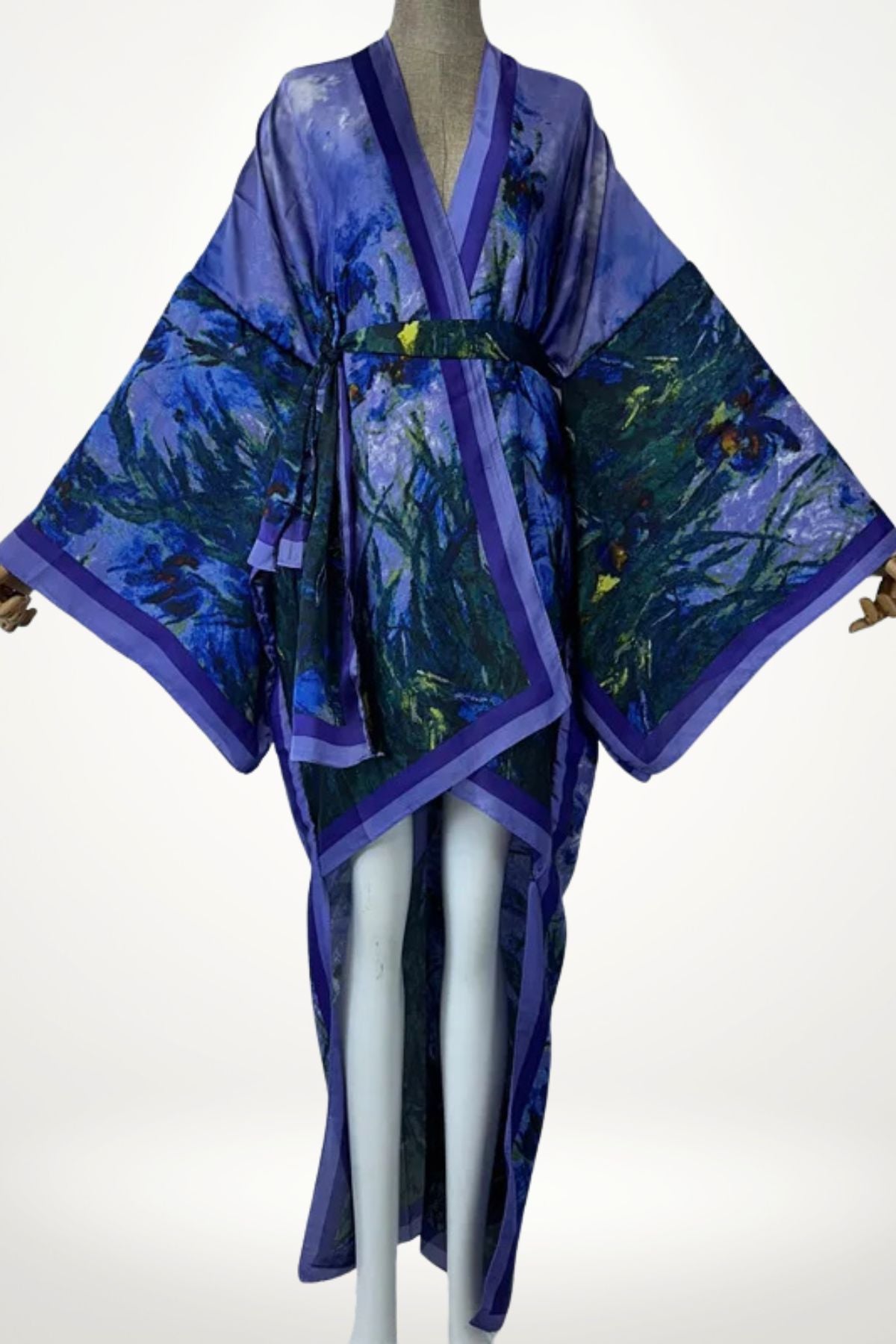 Kimono femme satin long bleu violet avec motifs floraux inspirés des iris et finitions élégantes à effet pictural