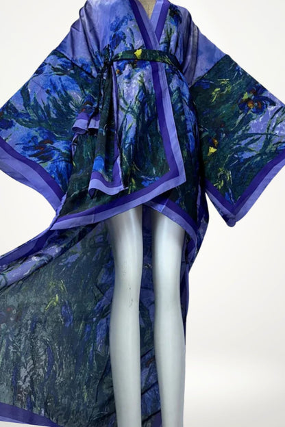 Kimono en satin aux reflets d'iris, motifs floraux bleus et violets, drapé élégant sur un mannequin