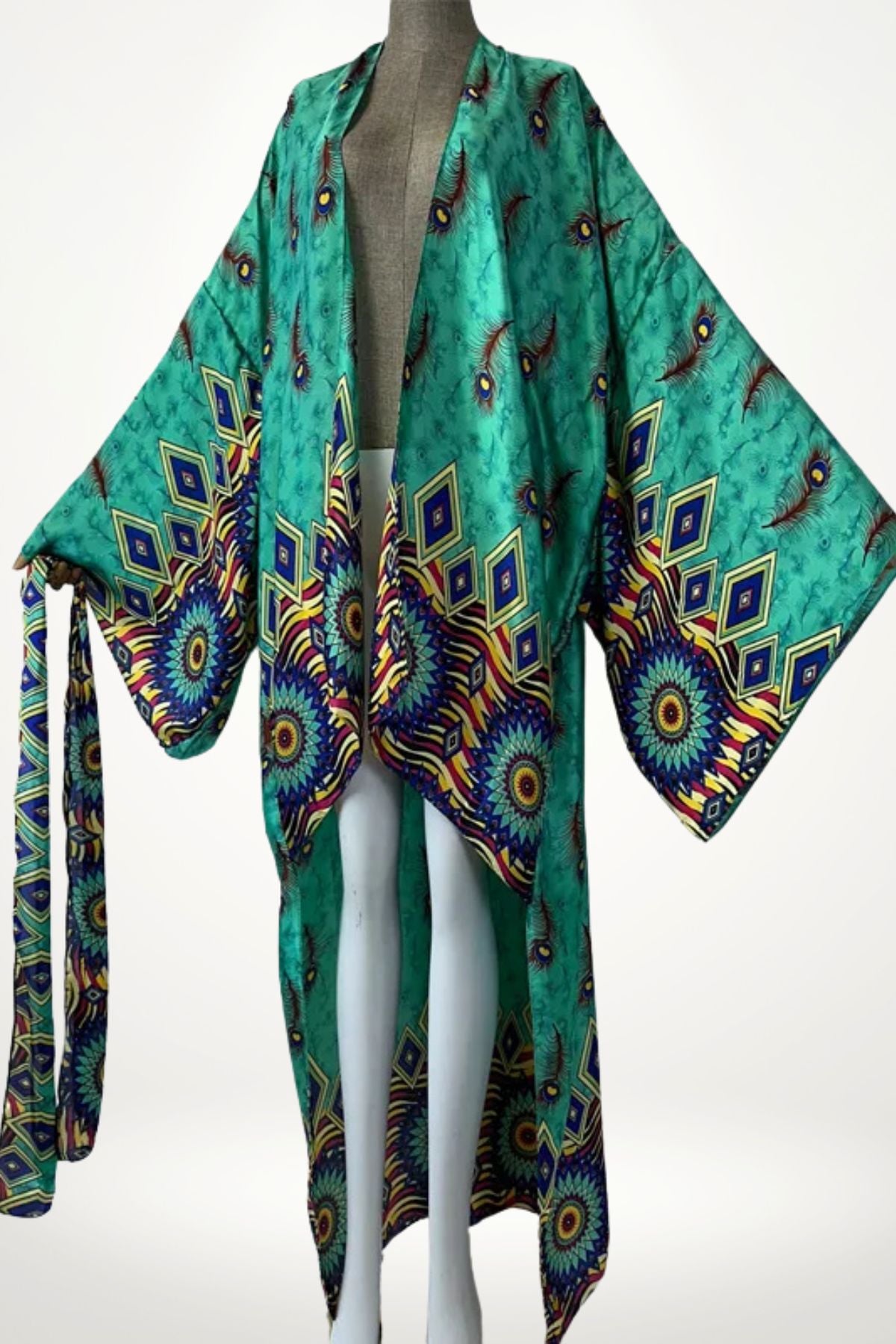 Kimono en satin vert émeraude avec motifs colorés de paon et motifs géométriques sur les manches