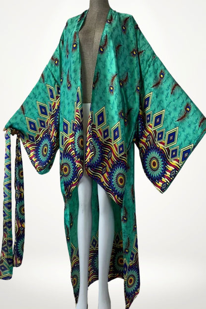 Kimono en satin vert émeraude avec motifs colorés de paon et motifs géométriques sur les manches