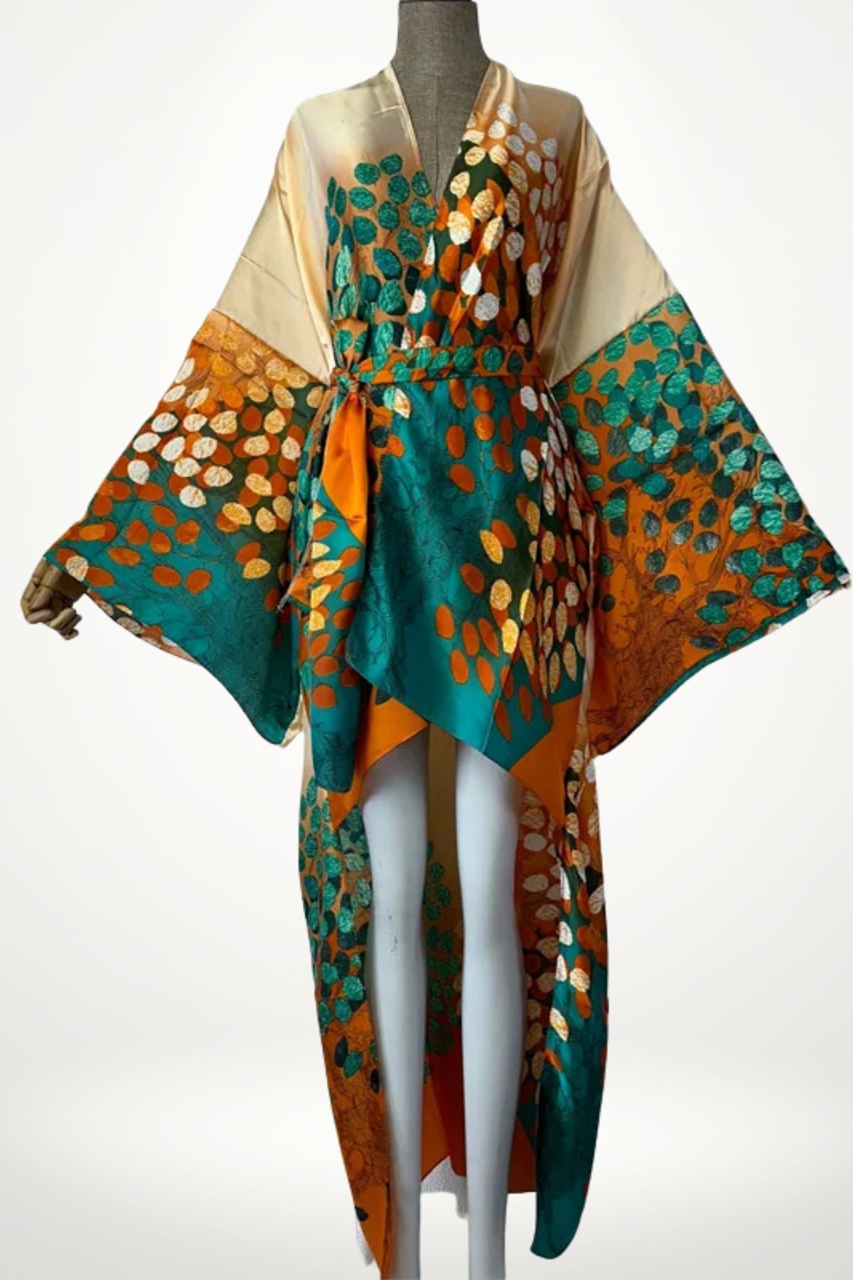 Kimono satin femme long orange et vert avec imprimés feuillages, coupe fluide et ceinture ajustable assortie.