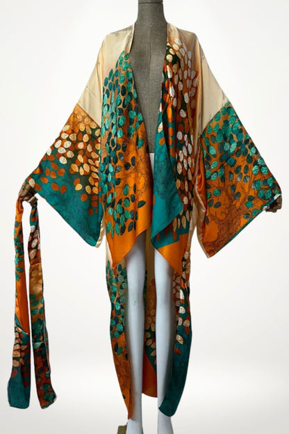 Kimono en satin aux couleurs vives, motifs de feuilles dorées et turquoise, drapé élégant sur un mannequin