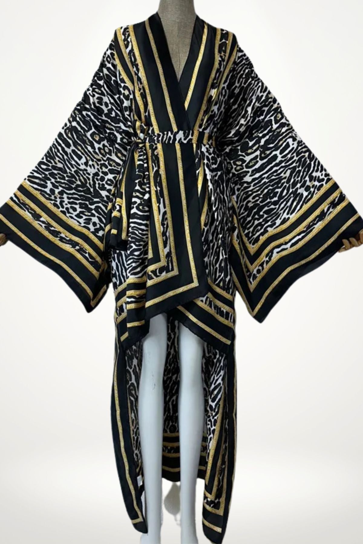 Kimono satin femme noir imprimé léopard et détails dorés, coupe longue et ceinture élégante.