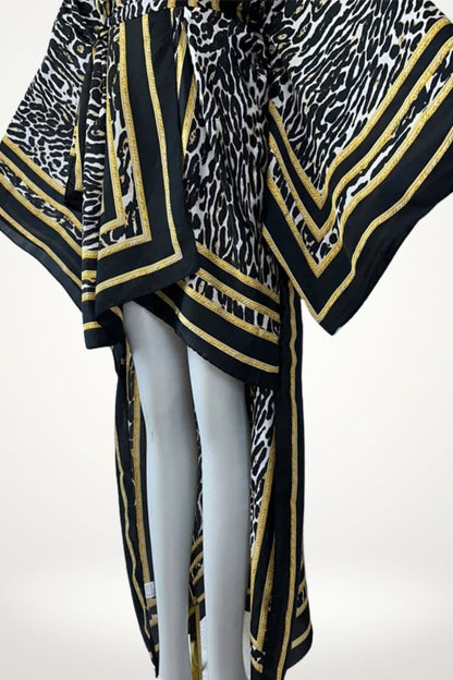Kimono en satin noir et blanc avec motifs léopard, bordé de doré, drapé élégamment sur un mannequin