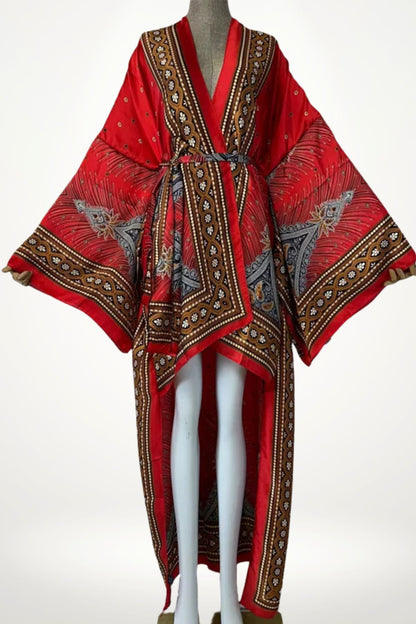 Kimono femme rouge soie luxe à motifs tribaux et coupe asymétrique, manches larges et ceinture élégante.