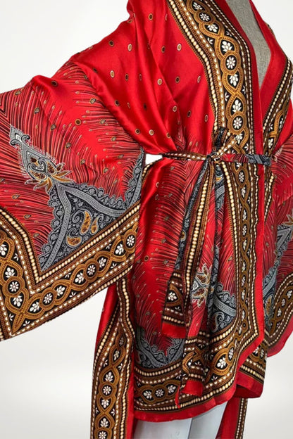 Kimono en soie rouge avec motifs tribaux dorés et argentés, manches larges et ceinture assortie