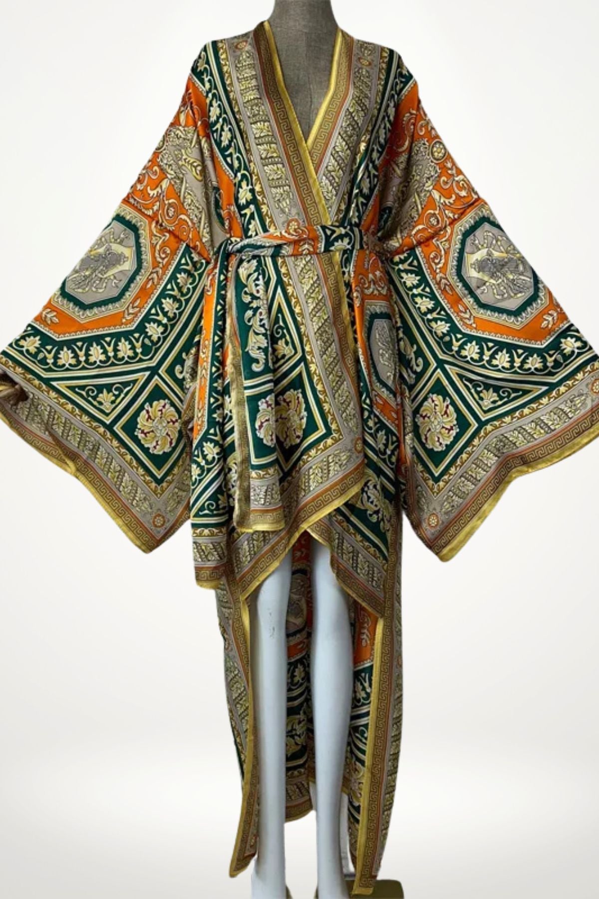 Kimono satin femme long vert et orange à motifs décoratifs, coupe fluide avec ceinture ajustée et manches larges.