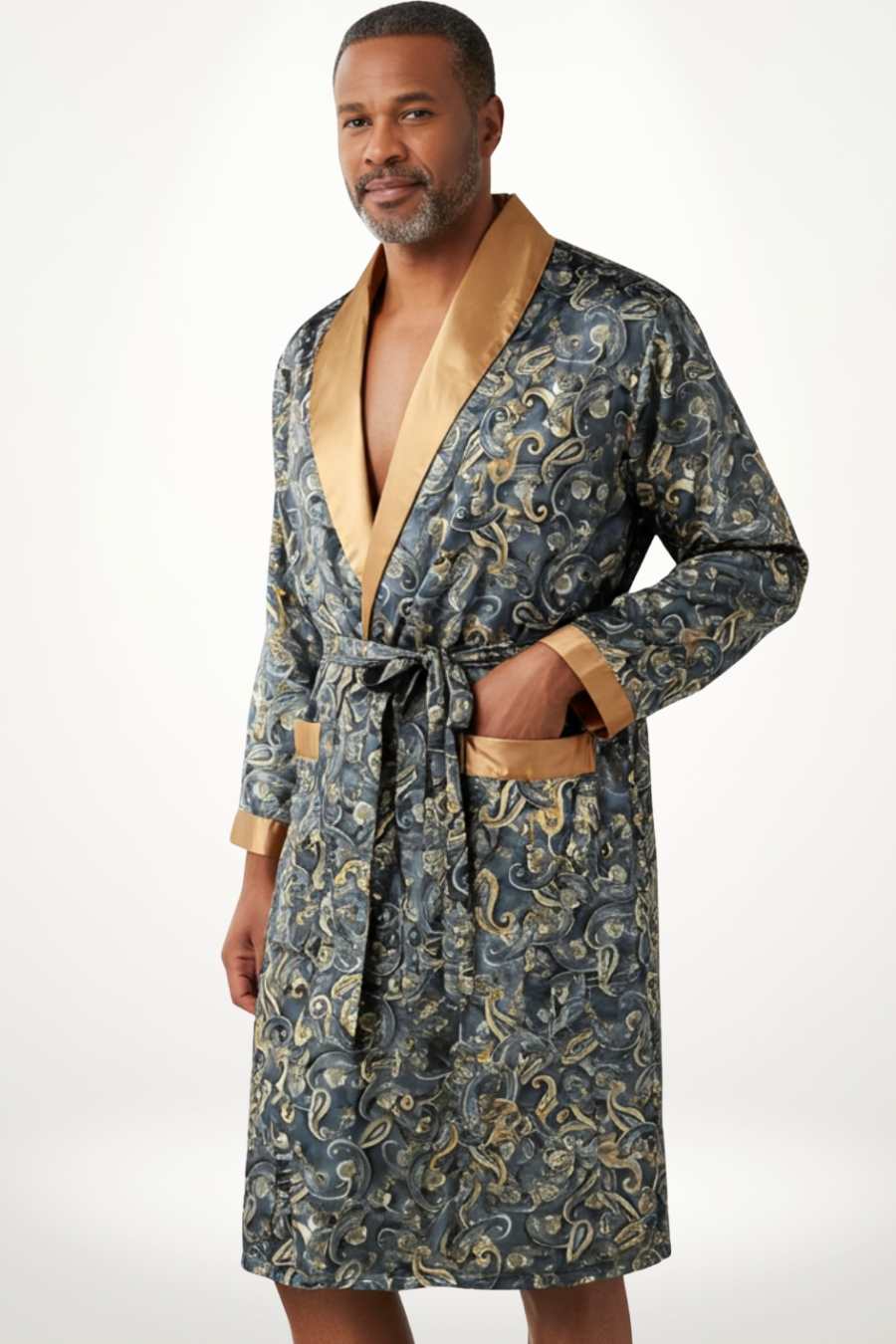 Un homme porte un kimono élégant en satin bleu avec des motifs dorés et un col en satin or