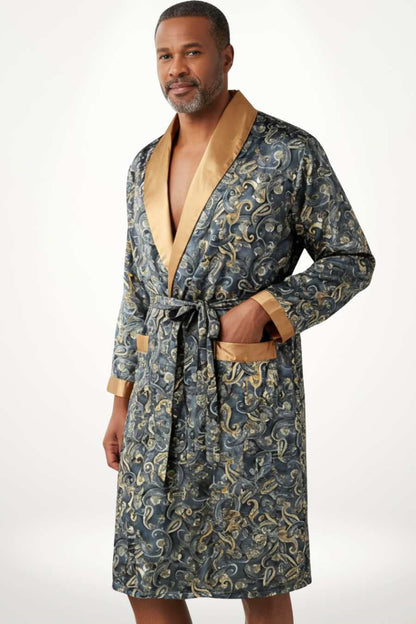 Un homme porte un kimono élégant en satin bleu avec des motifs dorés et un col en satin or