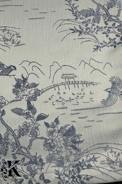 Tissu de kimono en lavande avec motifs floraux et paysages stylisés en nuances de bleu et gris