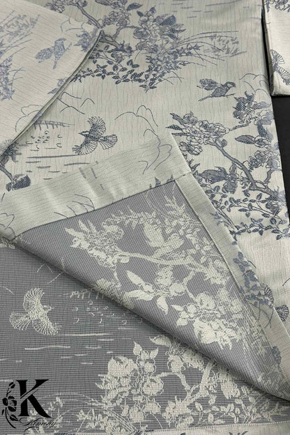 Tissu de kimono en nuances de gris et bleu, avec motifs floraux et oiseaux sur fond texturé