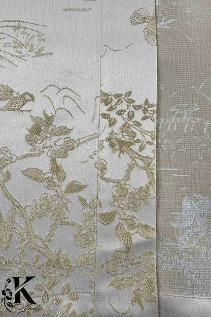 Tissu de kimono aux motifs floraux dorés sur fond argenté, avec des textures délicates et un design raffiné