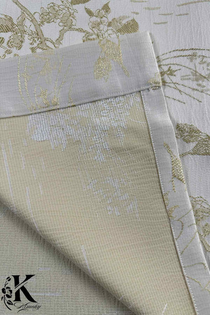 Tissu de kimono en soie beige avec motifs floraux dorés, texture lisse et brillante, décor subtil et élégant
