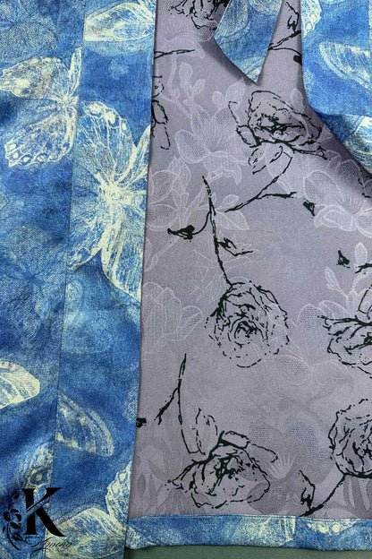 Kimono en bleu éclatant avec motifs de papillons et doublure florale grise, élégant et raffiné