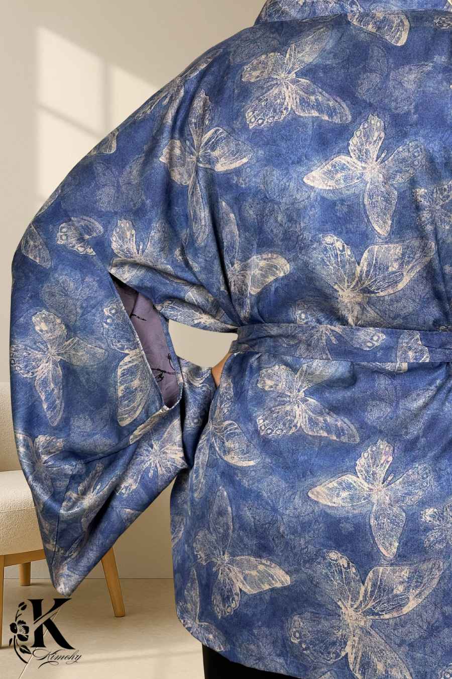 Kimono bleu avec motifs de papillons clairs, tissu fluide, manches larges et ceinture à la taille