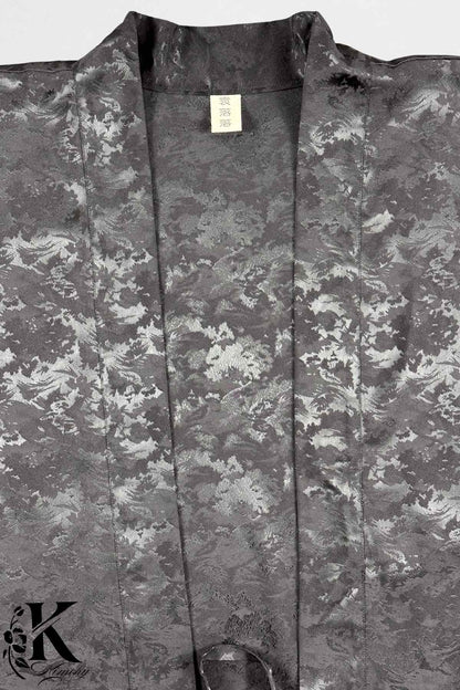 Kimono femme en tissu gris avec motifs floraux argentés, présentant une texture élégante et raffinée