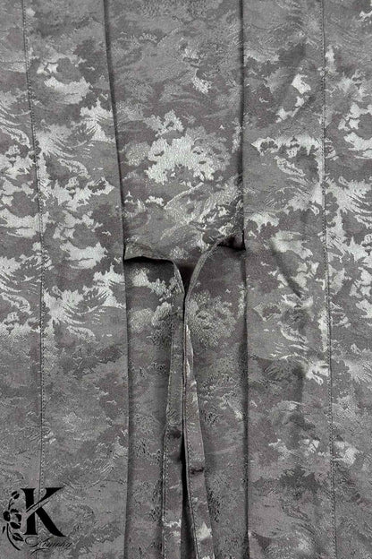 Kimono en tissu gris avec motifs floraux argentés, drapé élégant et ceinture nouée au centre