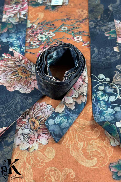 Un kimono aux motifs floraux colorés, avec une doublure éclatante, posé sur un fond texturé orange