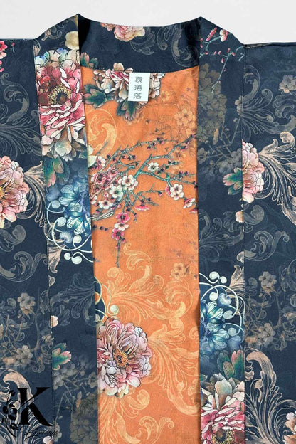 Kimono femme chic avec motifs floraux colorés sur fond sombre et doublure éclatante orange