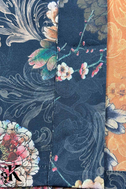 Tissu de kimono avec motifs floraux colorés sur fond bleu nuit et une doublure éclatante en orange