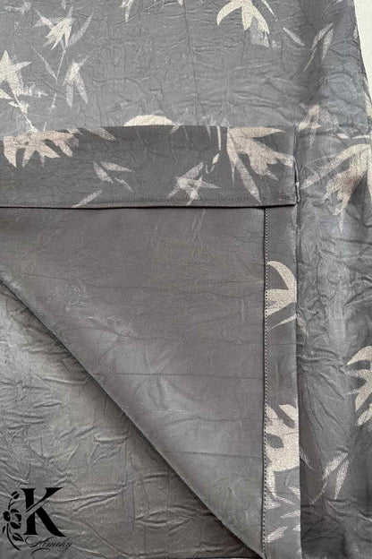 Un kimono chic en tissu gris avec motifs de feuilles claires et une doublure élégante
