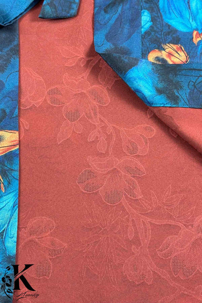 Tissu de kimono avec motifs floraux en bleu et rouge, texture douce et élégante, idéal pour un style japonais