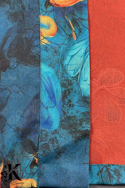 Tissu de kimono avec motifs floraux en bleu et orange, bordure rouge, texture douce et élégante