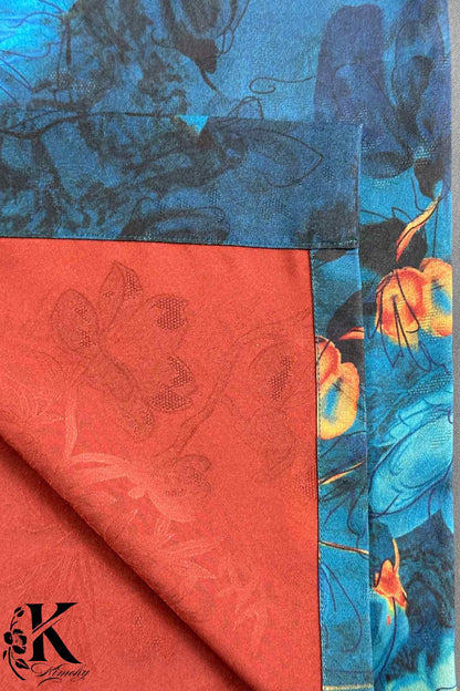 Tissu de kimono avec motifs floraux en bleu et orange sur fond rouge, texture douce et élégante