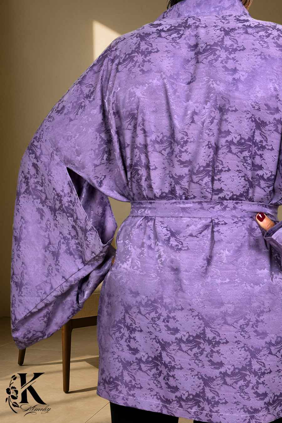 Veste kimono femme en satin violet avec motifs floraux, manches larges et ceinture, sur fond clair