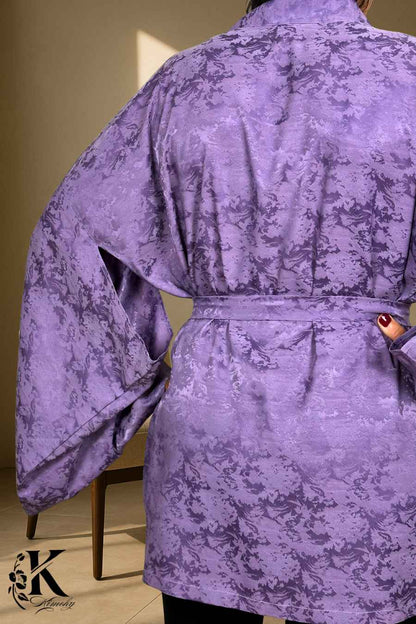 Veste kimono femme en satin violet avec motifs floraux, manches larges et ceinture, sur fond clair