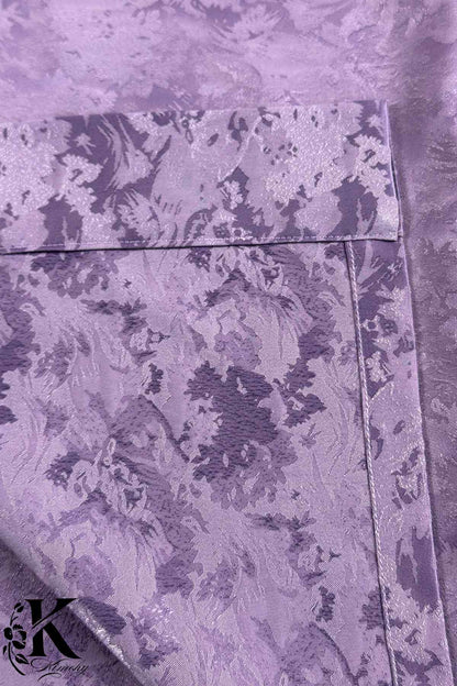 Veste kimono en satin violet avec un motif floral subtil, offrant une élégance raffinée et moderne