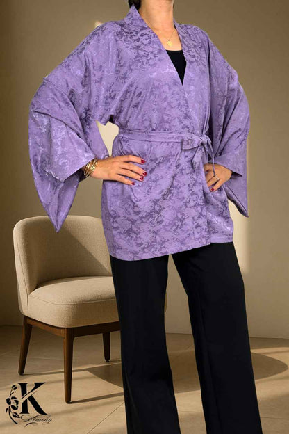 Veste kimono femme en satin violet avec motifs floraux subtils, portée avec un pantalon noir élégant