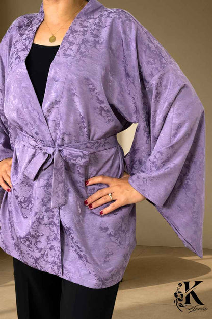 Veste kimono femme en satin violet avec motifs floraux subtils, portée avec un pantalon noir élégant