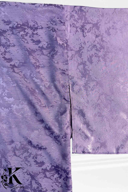 Veste kimono en tissu violet avec un motif floral subtil, offrant une élégance délicate et raffinée