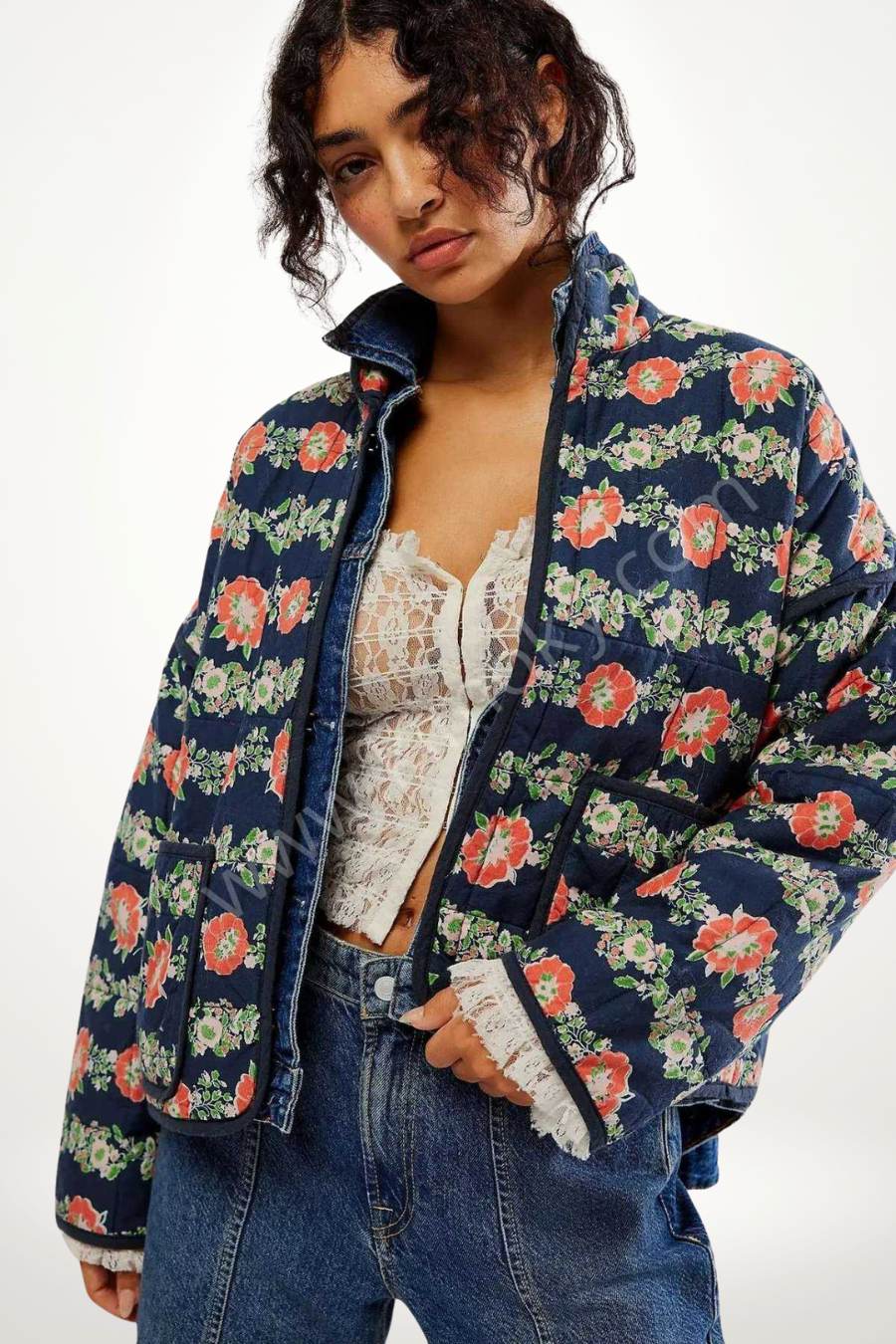 Veste kimono matelassée bleu marine portée par un modèle