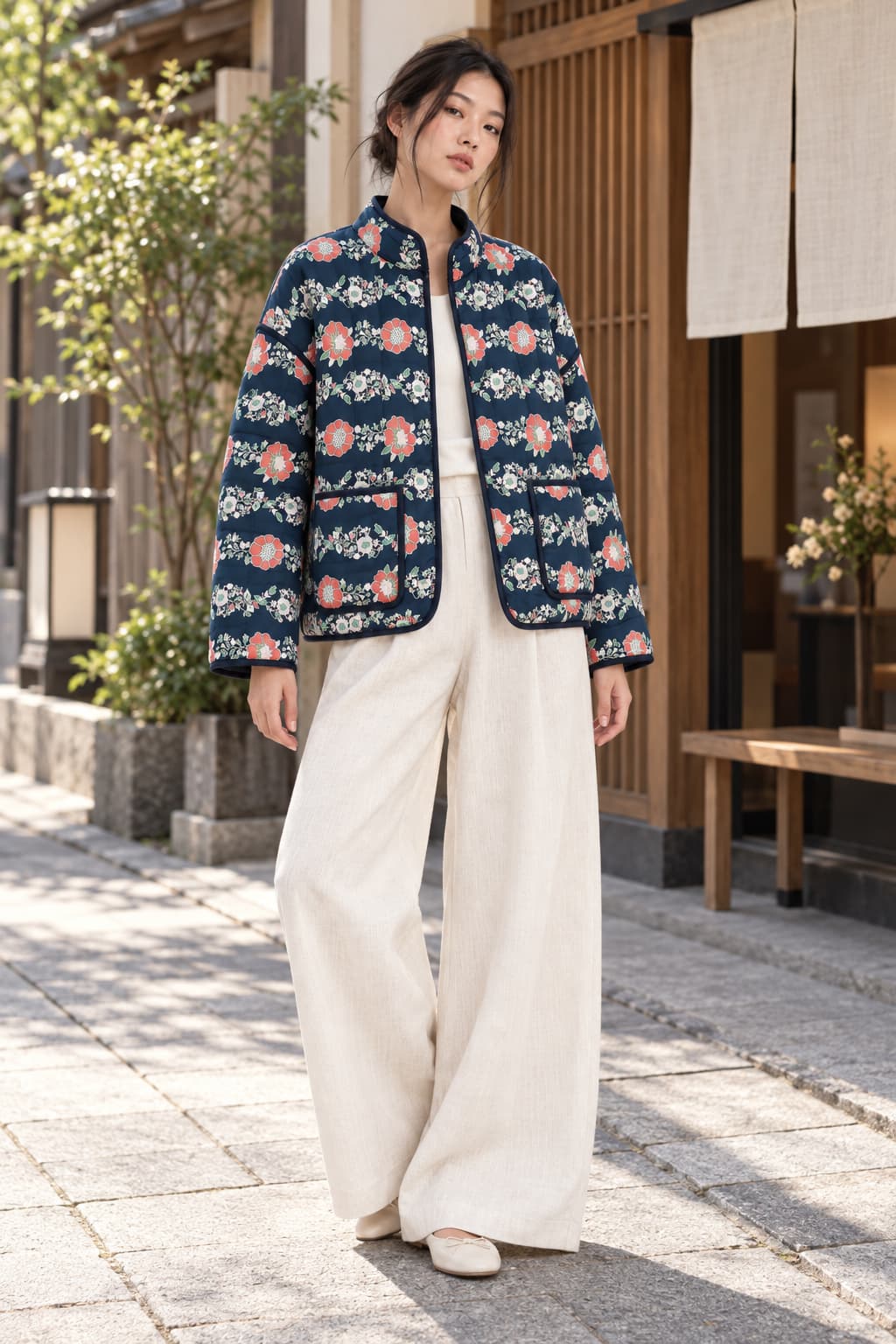 Veste kimono matelassée bleu marine portée par un modèle en lifestyle