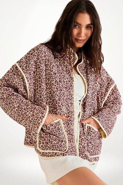 Manteau kimono matelassé femme imprimé floral bordeaux et blanc, col mao, poches plaquées, tissu polyester-rayonne-acétate.