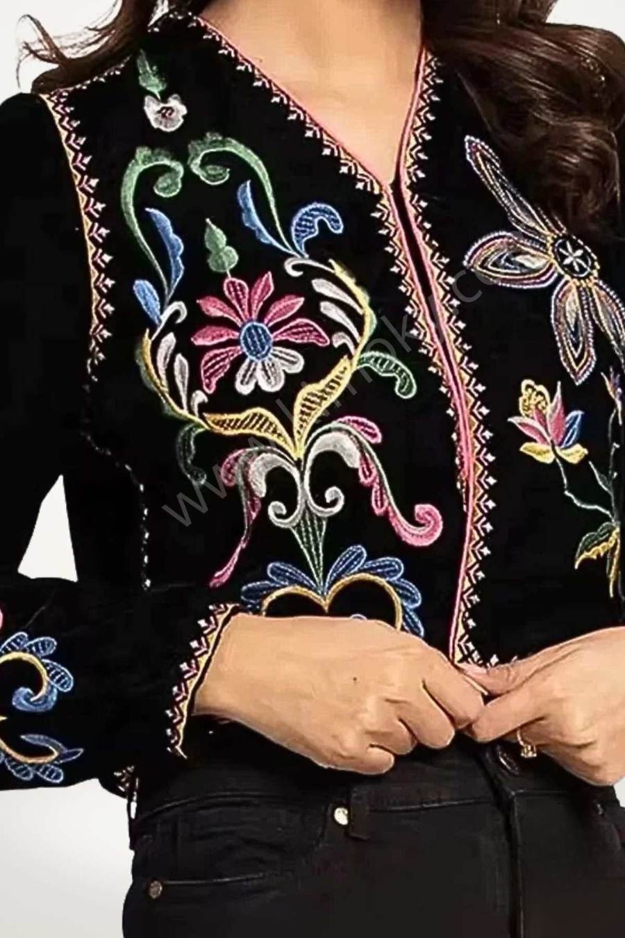 Kimono femme en velours noir brodé de motifs floraux multicolores, manches longues et finition satinée.