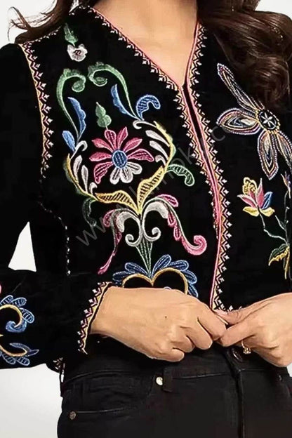 Kimono femme en velours noir brodé de motifs floraux multicolores, manches longues et finition satinée.